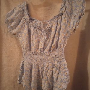 A blue sweet daisy women L blouse for that perfect spring time look